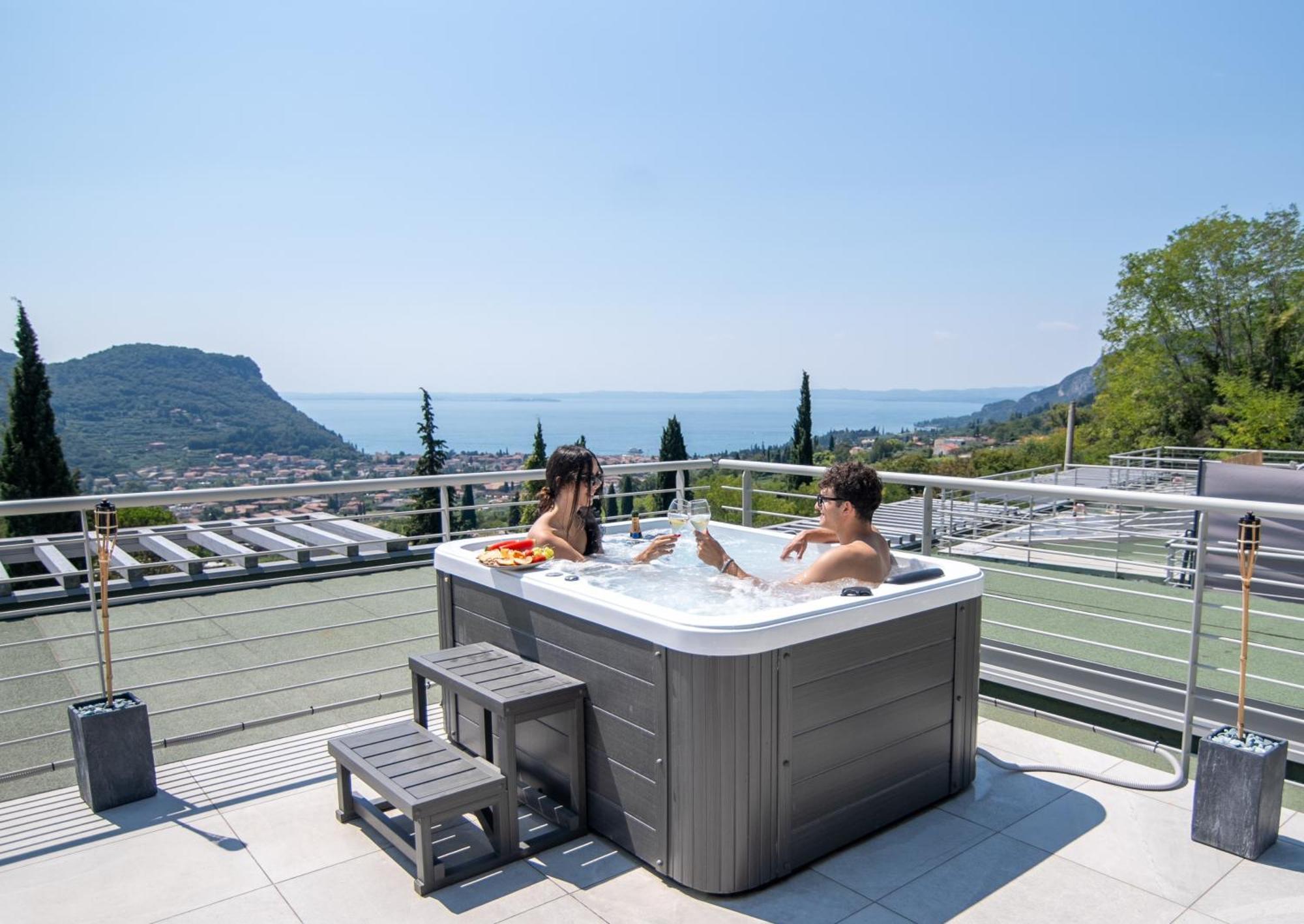 Sunset Lodge - Enjoy Holiday Garda  Exteriör bild